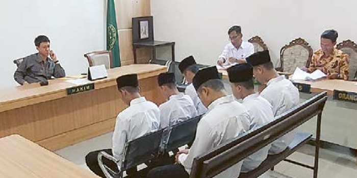 MINTA KERINGANAN: Enam oknum pesilat cilik kembali menjalani sidang di PN Kepanjen, kemarin. (BIYAN MUDZAKY HANINDITO/RADAR KANJURUHAN)