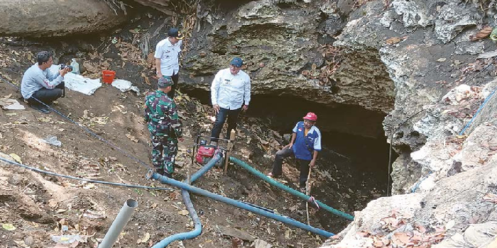 FENOMENA BARU: Rombongan Pemkab Malang yang dipimpin Plt Bupati Malang Didik Gatot Subroto mengecek sungai yang surut di Desa Tulungrejo, Donomulyo, kemarin. (INDAH MEI YUNITA/RADAR MALANG)