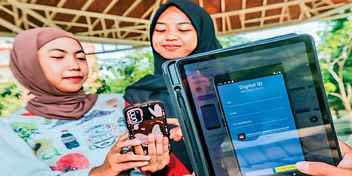 DIGITALISASI: Dua warga Surabaya melakukan perekaman IKD atau KTP digital melalui ponsel.