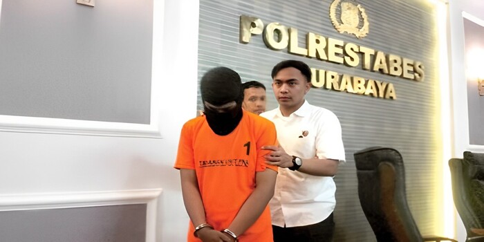 BEJAT: RB, tersangka pencabulan digiring ke Rutan Mapolrestabes Surabaya kemarin siang (9/10).