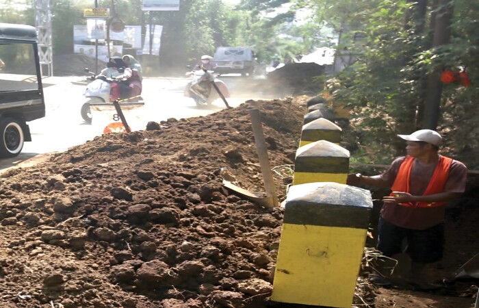 TERUS DIKEBUT: Pekerja melakukan penggalian untuk pembangunan drainase di Jalan Joyo Agung, Kelurahan Merjosari, Kecamatan Lowokwaru, kemarin.