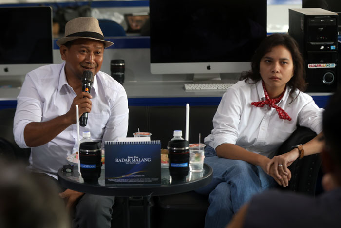 Heri Cahyono (kiri) bersama ganis Rumpoko menjabarkan program programnya di forum Redaktur Jawa Pos Radar Malang, kemarin.
