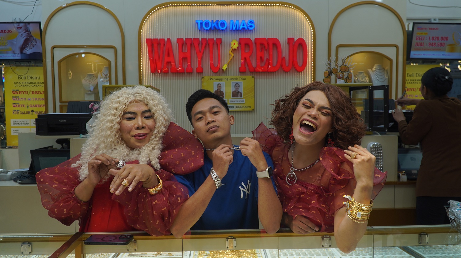 Penampilan Moktan, Wawan, dan Yuna Amora meramaikan pameran Toko Mas Wahyu Redjo pada Jumat malam (11/10).