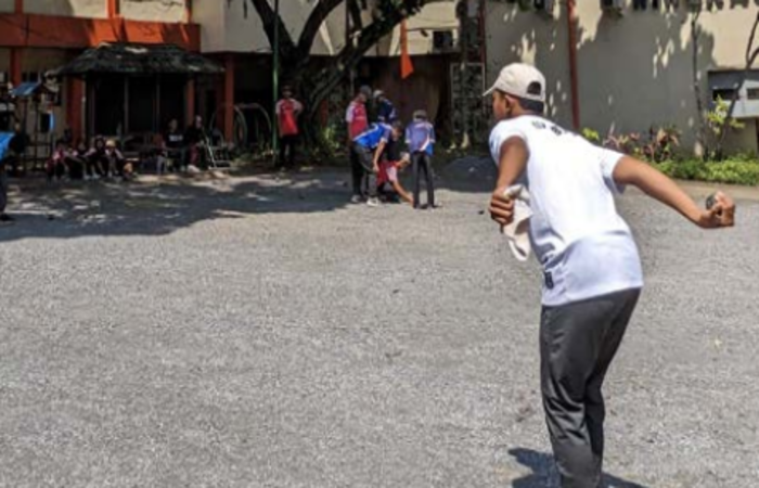 INGIN EMAS: Atlet Petanque Kota Malang melemparkan bola dalam sesi latihan di Universitas Kanjuruhan Malang, pekan lalu.