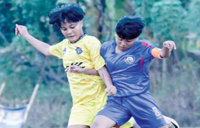 TINGKATKAN PERFORMA: Pemain Arema FC Women Herlindah Ayu (kanan) dihadang penggawa Mandala dalam ajang Piala GSWI, beberapa waktu lalu.