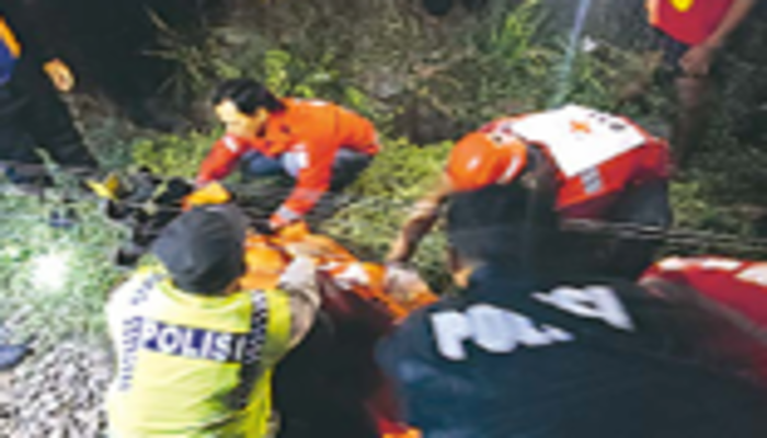 MAKIN SERING: Relawan medis dan polisi mengevakuasi jenazah Siva Salsabila Ramadani yang tewas setelah tertabrak KA Majapahit di petak KM 60+8/9, sebelah selatan Stasiun Pakisaji, Kabupaten Malang.