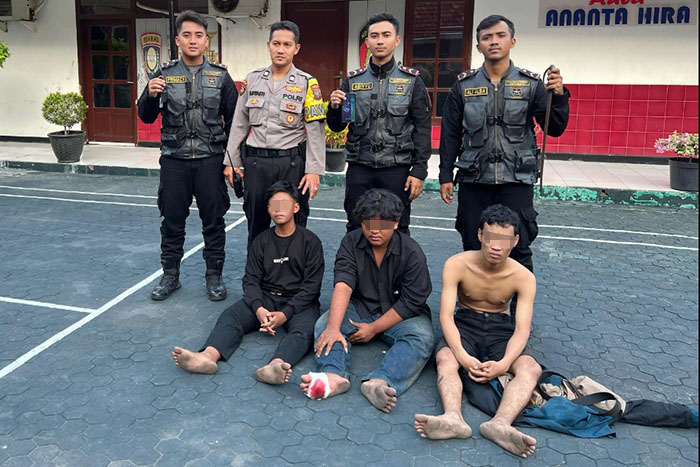 Tiga remaja diamankan Polrestabes Surabaya di Jalan Indragiri. Satu sajam disita, diduga hendak dipakai tawuran geng