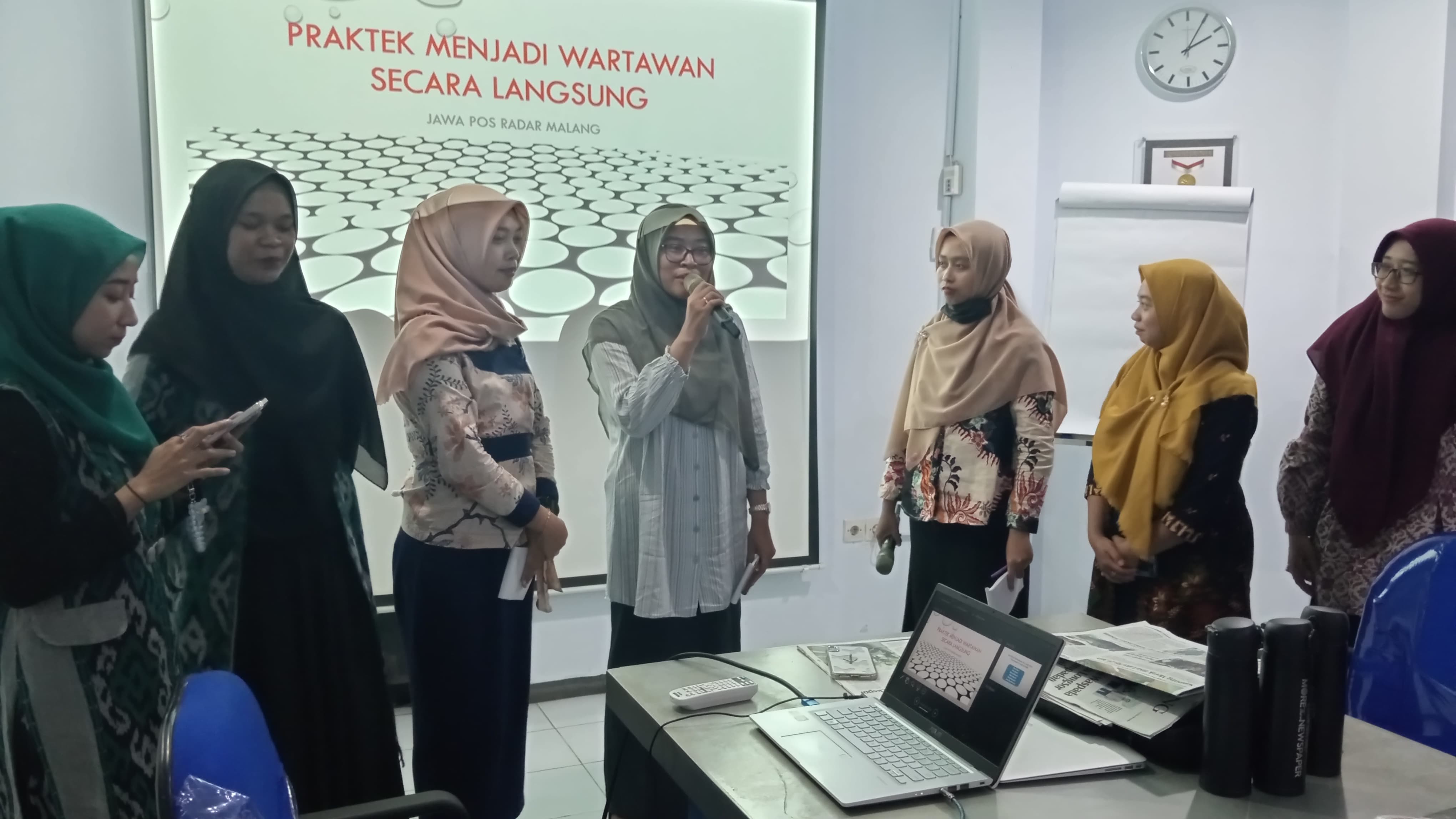 KOMPAK : Kelompok Syantik mempresentasikan hasil praktek menjadi wartawan saat Diklat berlangsung.