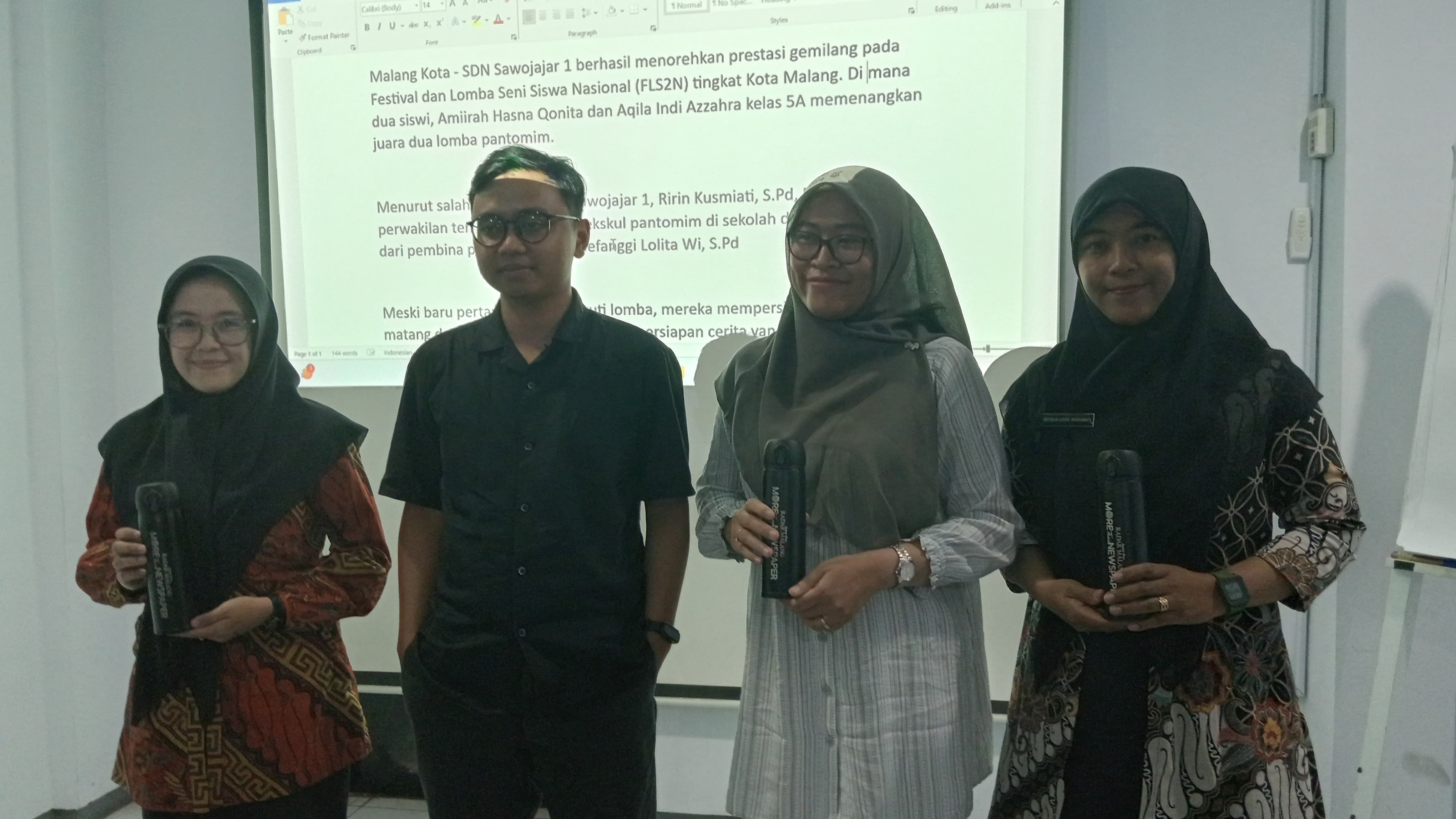 BERANI TAMPIL : Hadiah exclusive dari Jawa Pos Radar Malang untuk peserta yang berani bertanya saat sesi tanya jawab.