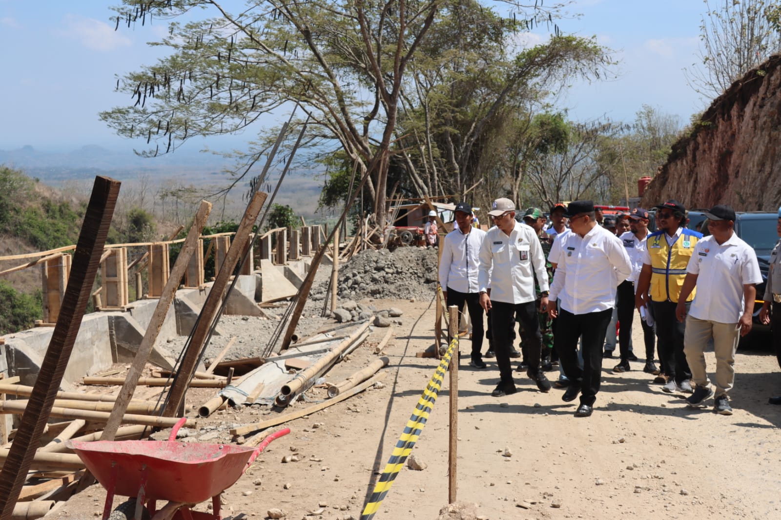 INFRASTRUKTUR: Plt Bupati Malang Didik Gatot Subroto bersama rombongan Pemkab Malang meninjau proyek pengerjaan Jalan Rajekwesi, Kalipare.