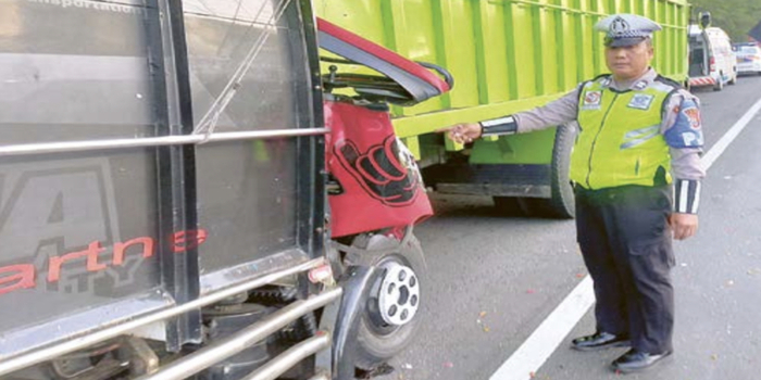 RINGSEK: Kondisi salah satu truk yang terlibat tabrakan maut di ruas tol Sidoarjo&ndash;Waru kemarin (11/10).