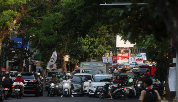 ANTISIPASI LAKA: Lalu lintas di Simpang Kelud kini lebih padat setelah dilakukan perubahan konfigurasi traffic light. Percobaan itu sudah berjalan satu bulan.