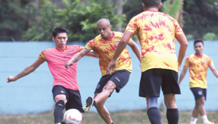 PERSIAPAN TERGANGGU: Syaeful anwar (kiri) berhasil menghalau tendangan Wiliam Marcilio dalam sesi latihan di ARG Soccer Field, 9 oktober lalu.