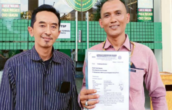 UPAYA GANTI RUGI: Nanang Kuswanto (kiri) dan Mohamad Krisdianto SH MH menunjukkan berkas permohonan restitusi yang akan diserahkan ke Pengadilan Negeri Kepanjen kemarin.