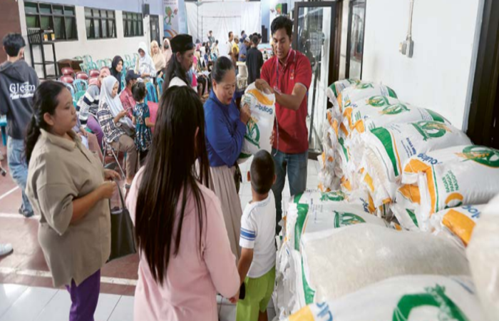 BANTUAN PUSAT: Warga Kelurahan Bandungrejosari, Kecamatan Sukun, Kota Malang, mengambil bantuan beras untuk jatah penyaluran Oktober di kantor kelurahan kemarin (11/10).