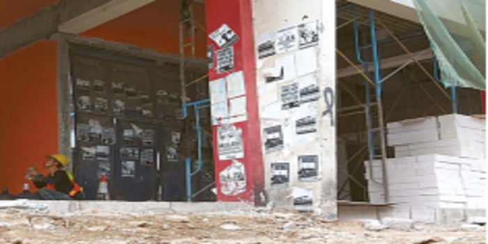 MENGENANG KORBAN: Beberapa foto korban tragedi Kanjuruhan terpampang di area pintu 13 Stadion Kanjuruhan kemarin (11/10). Di area tersebut akan dibangun museum yang berisi barang-barang milik korban.