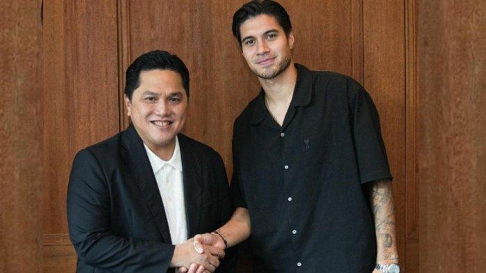 Erick Thohir bersama Kevin Diks sedang Berjabat Tangan