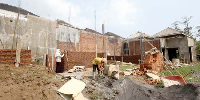 Pekerja mengebut pembangunan rumah subsidi di daerah Buring, Kedungkandang, Jumat sore (11/10).