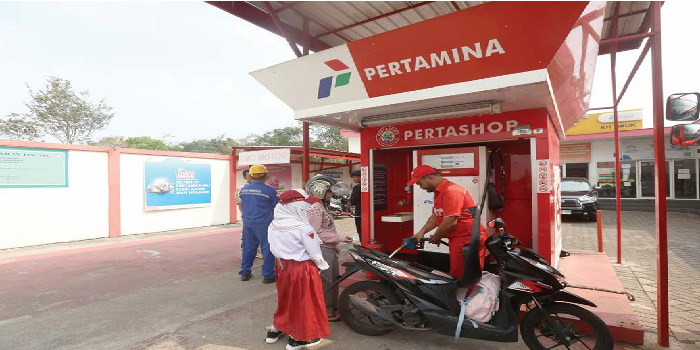 ADA DI MANA-MANA: Operator Pertashop di Jalan KH Malik Dalam mengisi tangki BBM seorang konsumen. (DARMONO/RADAR MALANG)