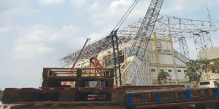 DIKEBUT: Rangka atap tribun VIP Stadion Kanjuruhan sudah terpasang semua sejak Jumat lalu (11/10). PT Waskita mengebut pekerjaan agar bisa diresmikan awal Desember depan.
