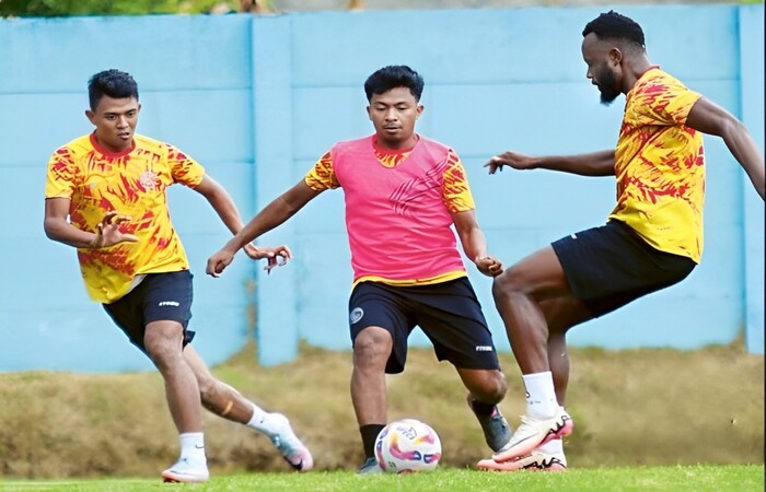 HARUS WASPADA: Charles Lokolingoy (kanan) berusaha lepas dari penjagaan Rifad Marasabessy dalam sesi latihan di ARG Soccer Field, 9 Oktober.