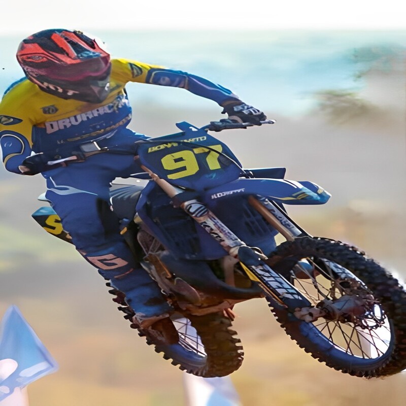 SIAP UKIR SEJARAH: Atlet balap motorcross Kota Batu melayang di udara saat menjalani latihan di Lintasan Jalibar, Kota Batu, kemarin.