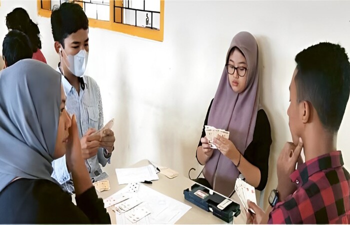 TINGKATKAN PERFORMA: Atlet bridge Kota Batu menjalani latihan rutin di sekertariat cabor, kemarin