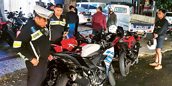 OPERASI RUTIN: Polisi mengamankan sejumlah motor yang kedapatan memasang knalpot brong, Jumat malam (11/10).