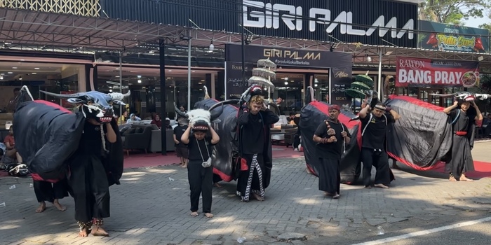 Penampilan Bantengan di Car Free Day Ijen
