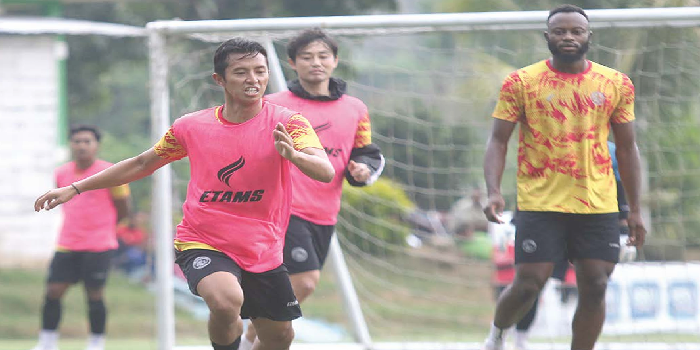 TIDAK TERGANGGU: Shulton Fajar (kiri) berusaha menjangkau bola dalam internal game di ARG Soccer Field, Sabtu lalu (12/10). 