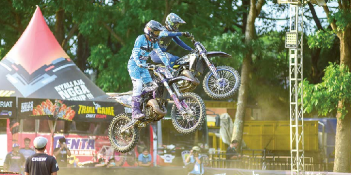 PERSAINGAN KETAT: Lantian Juan (kiri) berusaha menaklukkan rintangan di Sirkuit Trial Game Dirt Rampal, Sabtu lalu (12/10). (TRIAL GAME DIRT FOR RADAR MALANG)