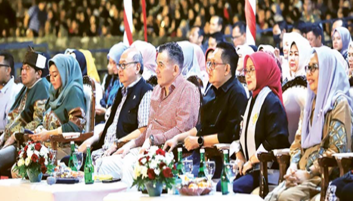 DIDATANGI TOKOH PENTING:  Pj Gubernur Jatim Adhy Karyono (tiga  dari kanan) duduk bersama para tamu undangan Jatim Phoria 2024.