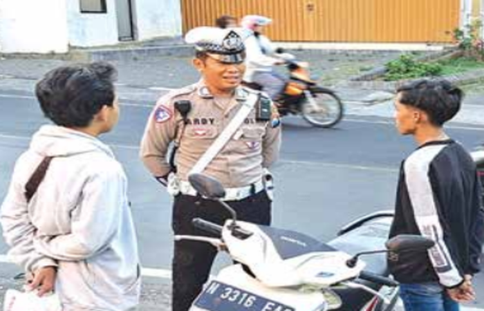 PENERTIBAN: Seorang polisi menegur pengendara yang melanggar tata tertib lalu lintas beberapa waktu lalu. Mulai hari ini (14/10) digelar operasi untuk menertibkan pengendara.