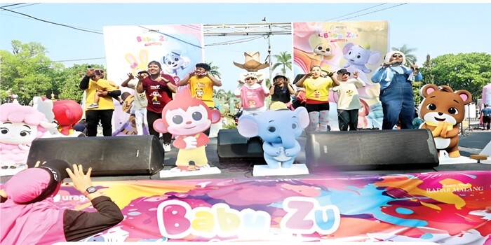 MERIAH: Pengunjung CFD Ijen antusias mengikuti senam bersama Baby Zu kemarin pagi.