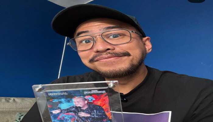 Stand Up Comedy Pandji Pragiwaksono jadi sorotan publik karena akhir-akhir ini sangat sering mengomentari dan memberikan opini nya terkait politik negara