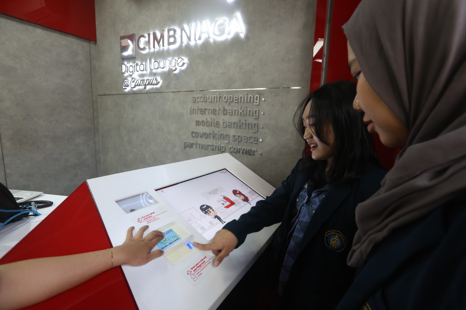 Mahasiswi sedang mencoba transaksi digital