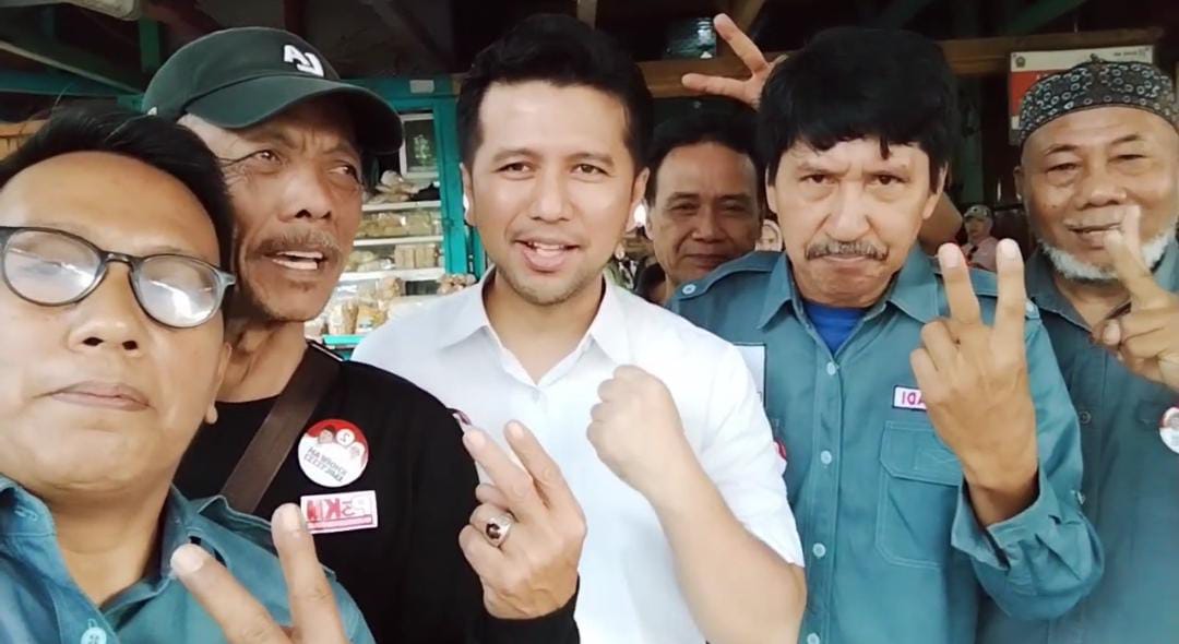 Persatuan pedagang pasar Kota Malang selfie dengan Emil Dardak di Malang