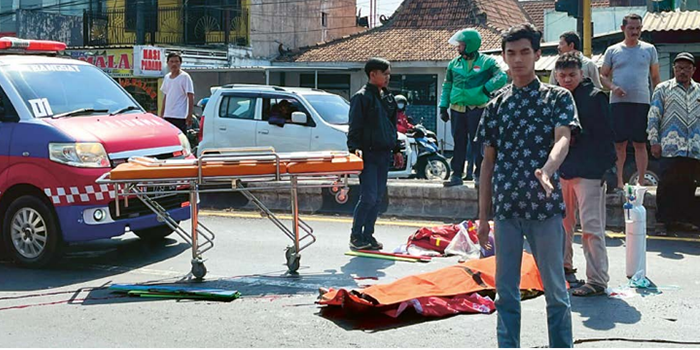 HENDAK MENYEBERANG: Relawan dan warga bersiap mengevakuasi jenazah Sudjani, 77, pejalan kaki yang menjadi korban kecelakaan di Jalan Raya Dr Wahidin, Desa Bedali, Kecamatan Lawang, kemarin pagi
