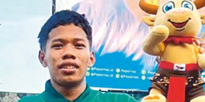 EMAS PERTAMA : Joko Muliyono menunjukkan medali emas yang dia raih pada nomor lari 100 meter Paralimpiade Nasional XVII 2024 di Solo, 7 Oktober lalu.