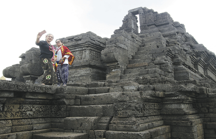 WISATA SEJARAH: Wisatawan berselfie dengan background keindahan Candi Jago di Desa Tumpang, Kecamatan Tumpang, kemarin (14/10).