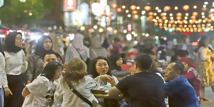 RAMAI: Sejumlah pengunjung menikmati kuliner di kawasan Kya-Kya pada Minggu malam (13/10). (KHUSAINI/JAWA POS)