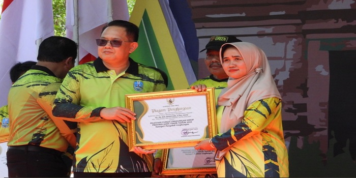 INSPIRATIF : Pj. Gubernur Jawa Timur Adhy Karyono AKs MAP (kiri) memberikan penghargaan elestari PFLH Kategori Pengabdi Lingkungan kepada salah satu guru terbaik Kota Malang Dr Hj. Ida Wahyuni SPd MPd