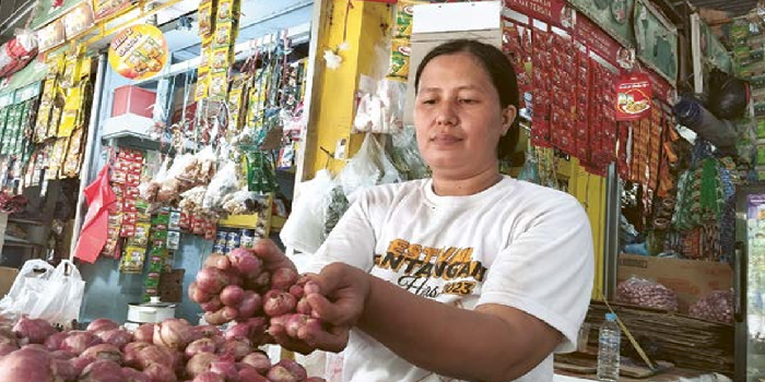 SEDANG NAIK: Harga bawang merah di Pasar Baru Gresik (PBG) mengalami kenaikan karena stok mulai berkurang. SHOLEH HILMI/JAWA POS