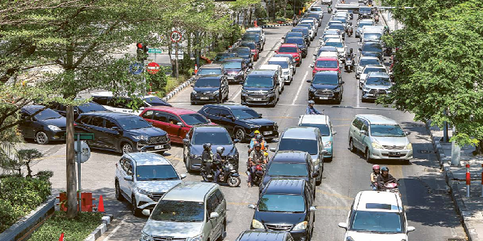 JENUH: Kemacetan di Jalan Mayjen Sungkono mengular cukup panjang. Dishub sudah menyiapkan beberapa upaya untuk mengurainya. RIANA SETIAWAN/JAWA POS