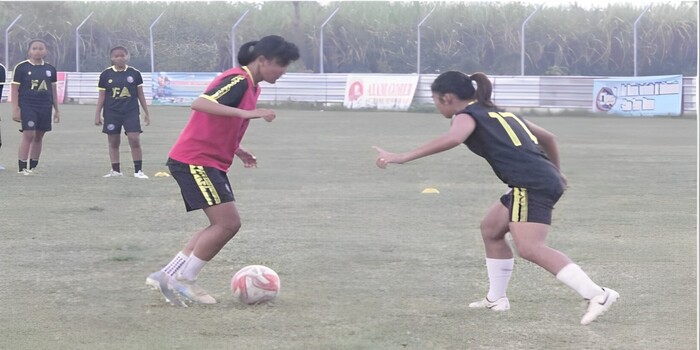 BERTEKAD ULANGI PRESTASI: Pemain Arema FC Women berlatih teknik di Lapangan Desa Sarigading, Lawang, kemarin.