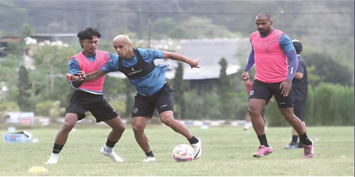 DIUNGGULKAN: Wiliam Marcilio (tengah) berusaha lepas dari penjagaan Jhon Alfarizi dalam sesi latihan di ARG Soccer Field, kemarin.