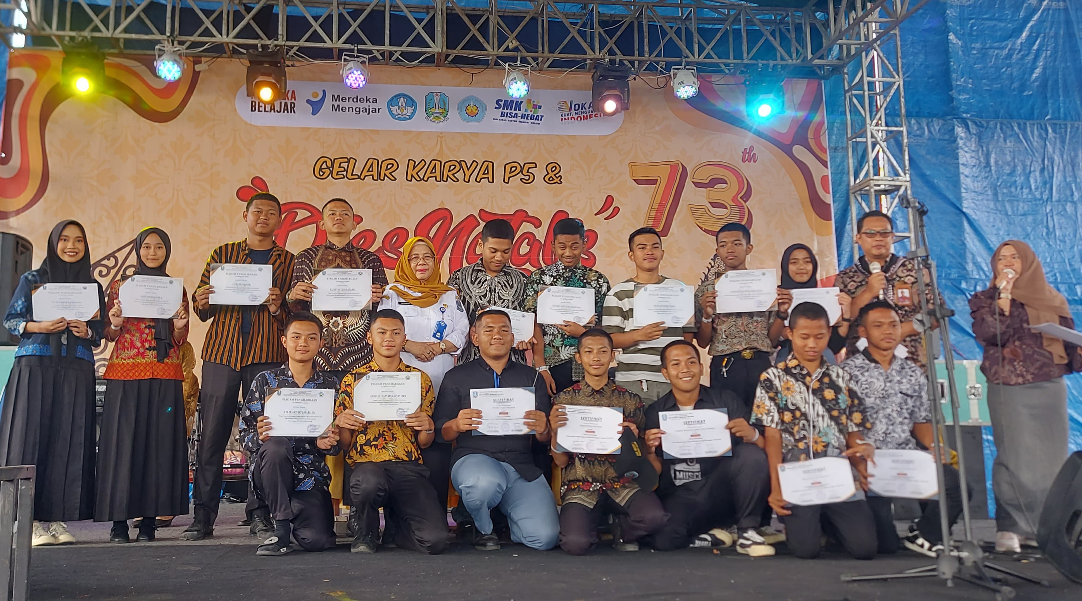 MEMBANGGAKAN: Siswa-siswi SMKN 1 Singosari menunjukkan piagam penghargaan kemarin (16/10). Mereka naik panggung bersama Kepala Cabang Dinas Pendidikan Provinsi wilayah Kabupaten Malang Dr Ema Sumiarti