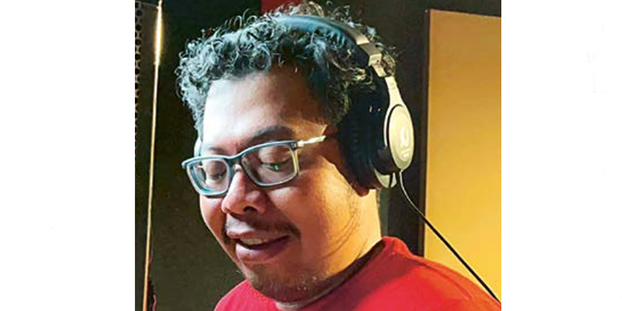 TERUS INOVASI: Ida I Dewa Agung Willy Pramana berada di studio pribadinya untuk mengisi suara salah satu iklan.