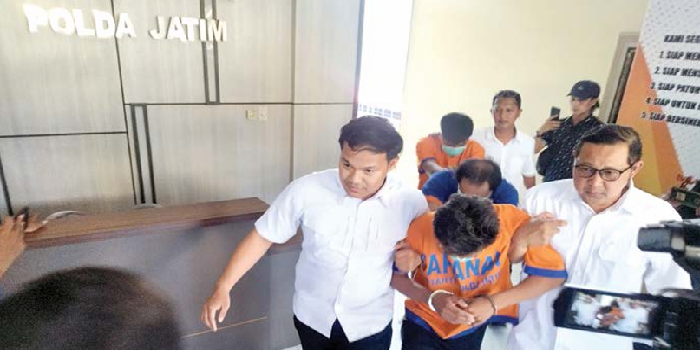 MERESAHKAN: Pelaku jambret dan curanmor digiring Polda Jatim ke ruang jumpa pers kemarin siang. RAMADHONI CAHYA/JAWA POS