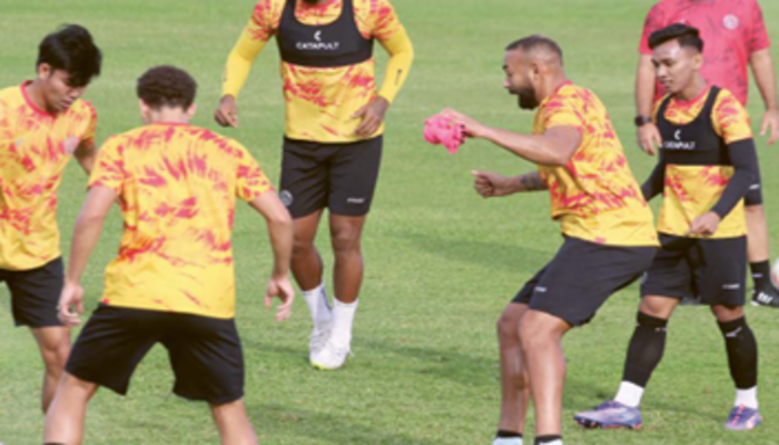 SIAPKAN ANTISIPASI: Para pemain Arema FC menjalani sesi latihan di Stadion Soepriadi, kemarin.